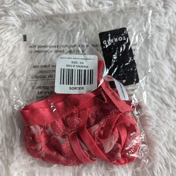 Sold Torrid Two Tone Floral Embroidered Mesh Garter size 3x/4x - Picture 4 of 6